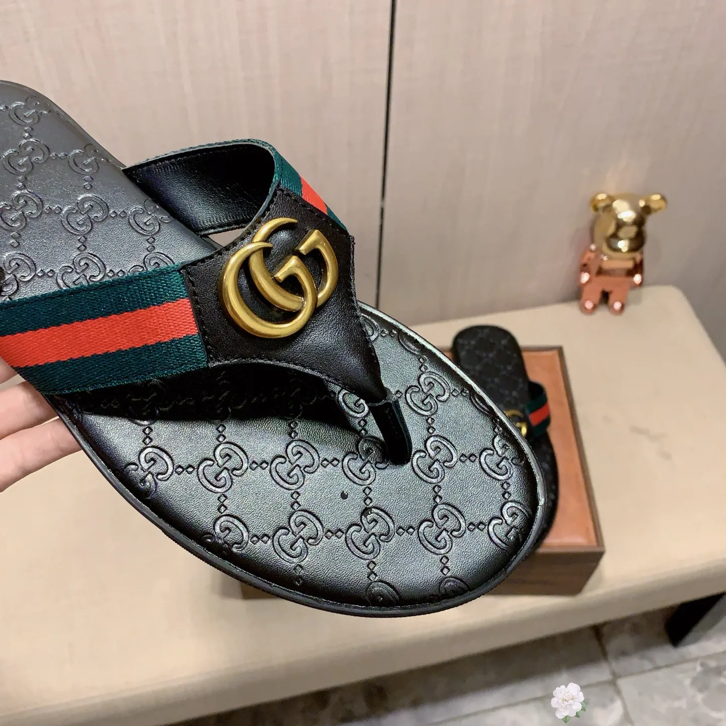 Slippers: New model: Factory price: 260💰💰🎩🎩🔥🔥《 Gucci* 》Series of slippers top purchasing agent🔍🔍Sold at the same time for men, original Italian imported webbing made of selected cowhide, exquisite workmanship,), sole: (super comfortable) original factory special sole, ⚠️exclusive double-layer movable molded sole super comfortable⚠️, real shot🎬the real thing is more beautiful🔍🔍266 regular code 38-44, can be ordered 45.